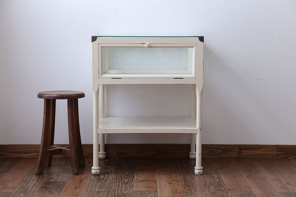 アンティーク家具　アンティーク　飾り棚付きペイントガラスケース