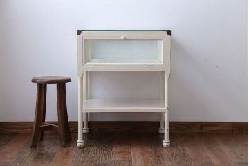 アンティーク家具　アンティーク　飾り棚付きペイントガラスケース