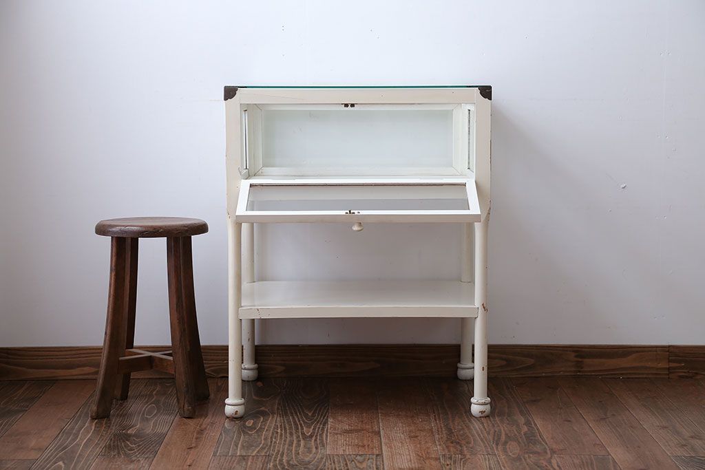 アンティーク家具　アンティーク　飾り棚付きペイントガラスケース