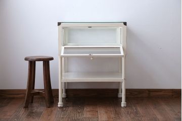 アンティーク家具　アンティーク　飾り棚付きペイントガラスケース