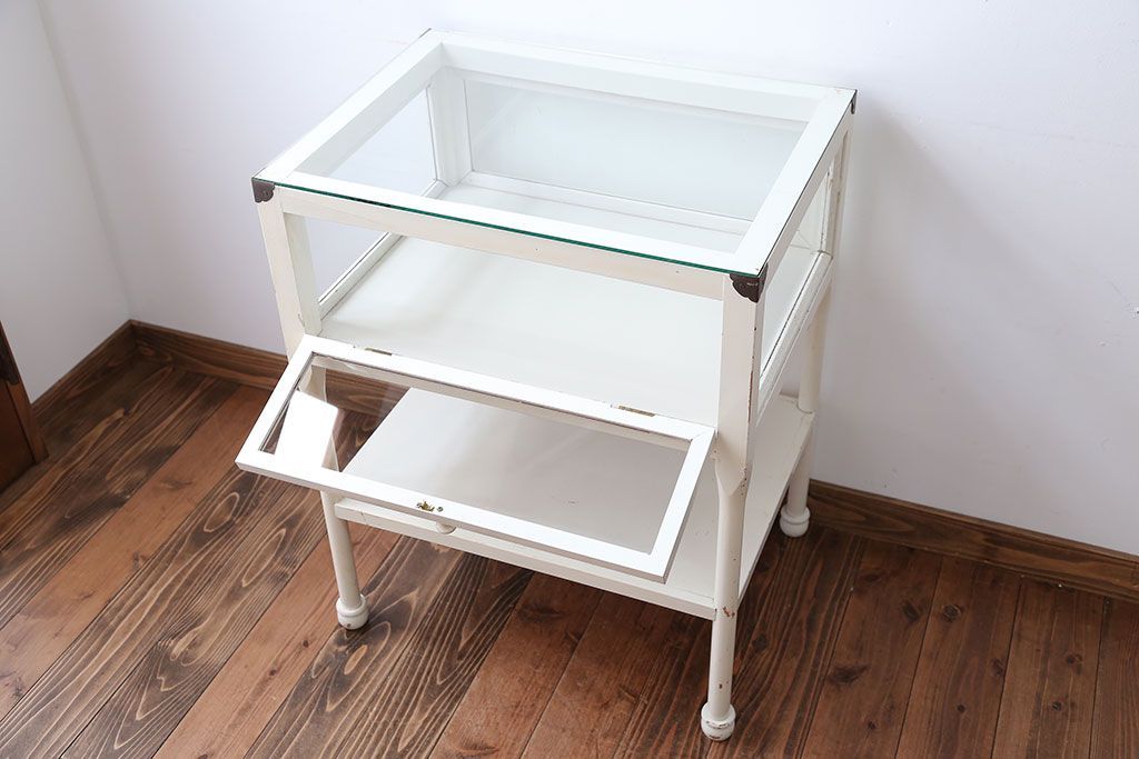 アンティーク家具　アンティーク　飾り棚付きペイントガラスケース