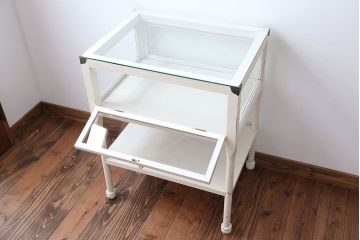 アンティーク家具　アンティーク　飾り棚付きペイントガラスケース