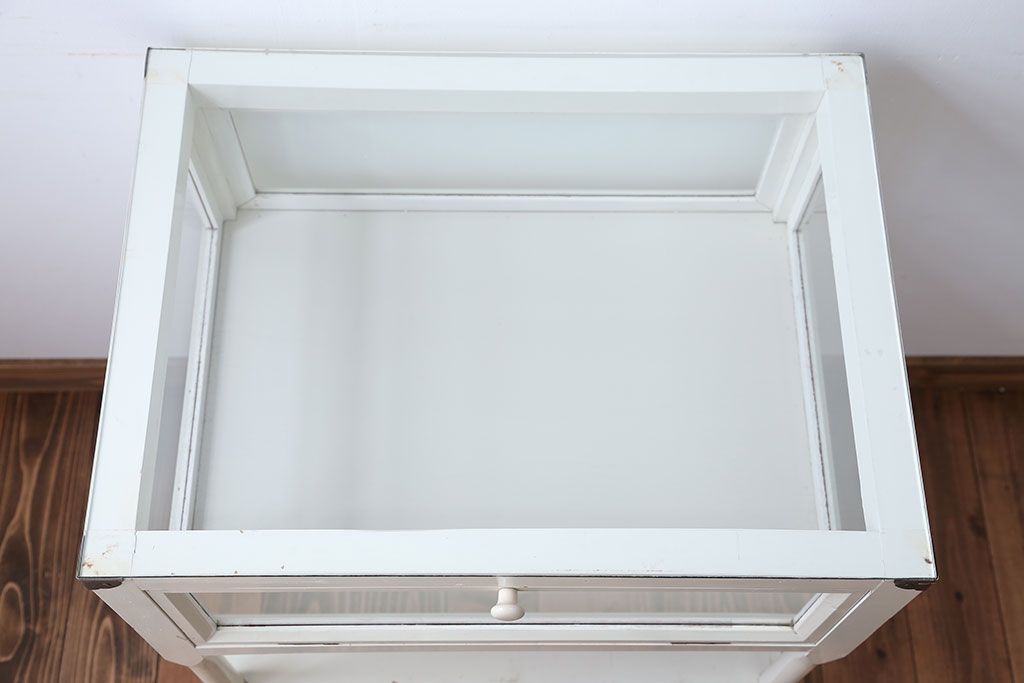 アンティーク家具　アンティーク　飾り棚付きペイントガラスケース