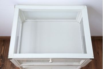 アンティーク家具　アンティーク　飾り棚付きペイントガラスケース