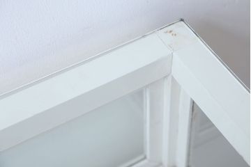 アンティーク家具　アンティーク　飾り棚付きペイントガラスケース