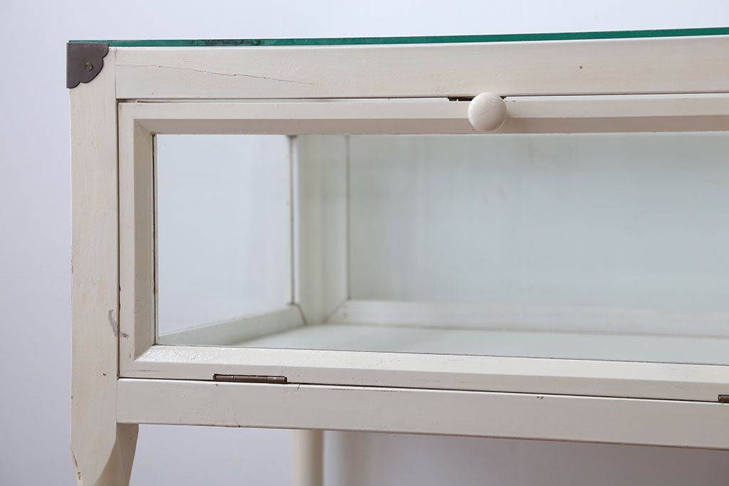 アンティーク家具　アンティーク　飾り棚付きペイントガラスケース