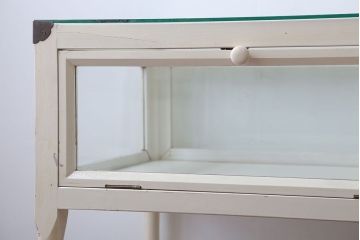 アンティーク家具　アンティーク　飾り棚付きペイントガラスケース