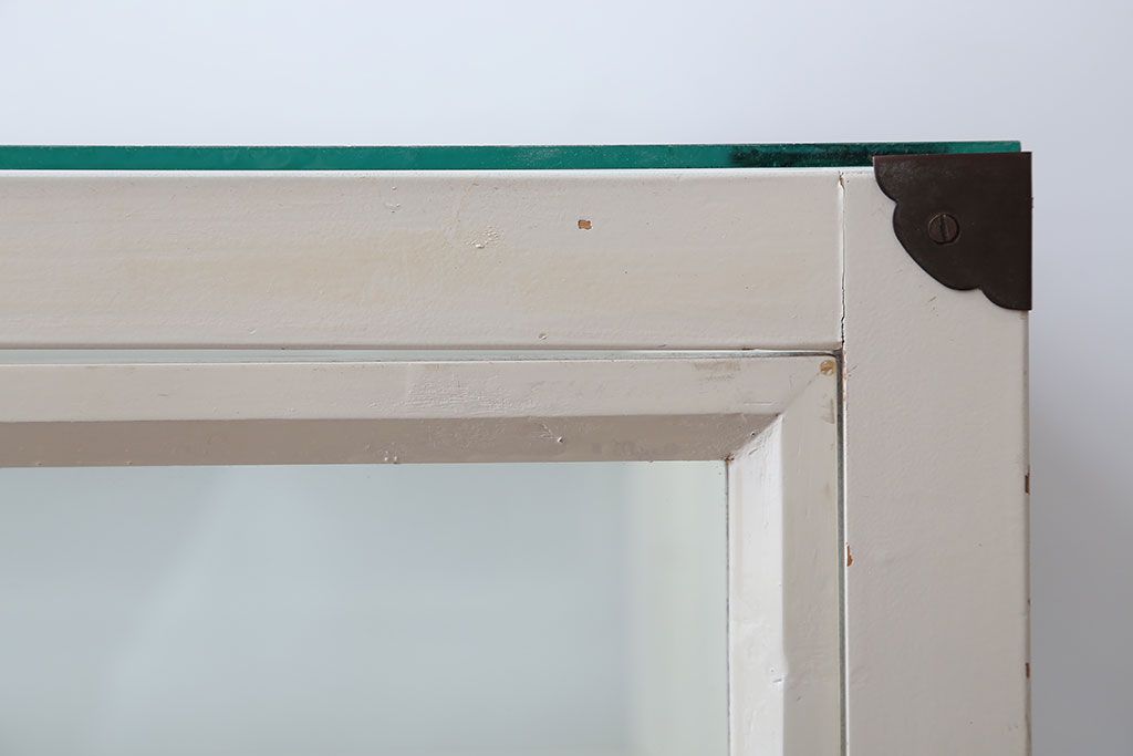 アンティーク家具　アンティーク　飾り棚付きペイントガラスケース