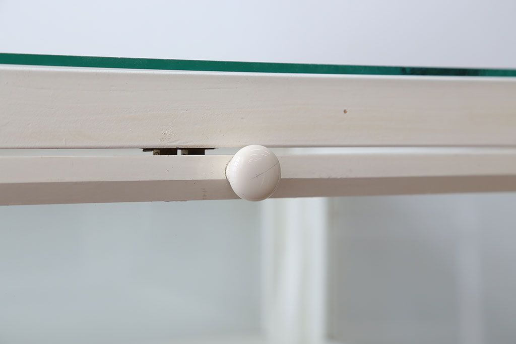 アンティーク家具　アンティーク　飾り棚付きペイントガラスケース