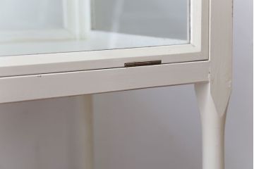 アンティーク家具　アンティーク　飾り棚付きペイントガラスケース