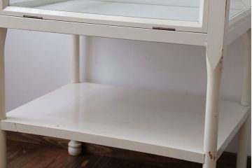 アンティーク家具　アンティーク　飾り棚付きペイントガラスケース