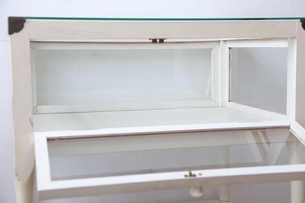 アンティーク家具　アンティーク　飾り棚付きペイントガラスケース