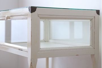 アンティーク家具　アンティーク　飾り棚付きペイントガラスケース