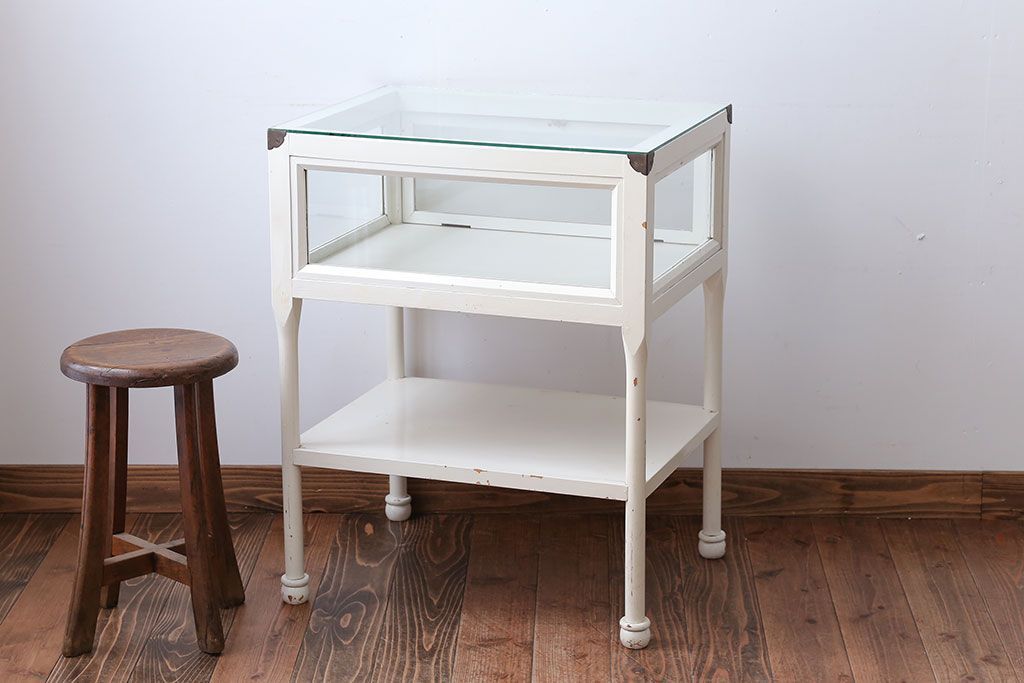 アンティーク家具　アンティーク　飾り棚付きペイントガラスケース