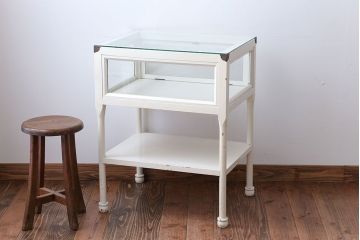 アンティーク家具　アンティーク　飾り棚付きペイントガラスケース