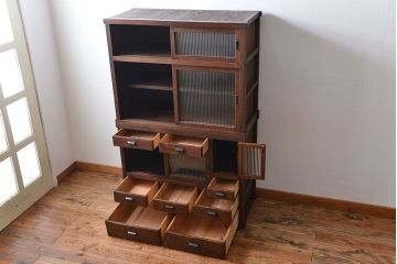 アンティーク家具　アンティーク　モールガラス入り!古い木製の縦型重ね収納棚