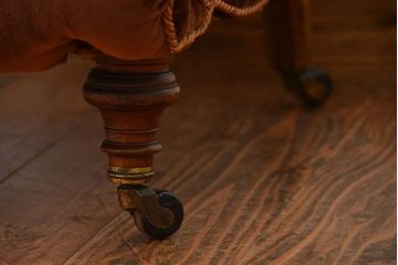 アンティーク家具　イギリスアンティーク　高級感あふれるシックな1人掛けソファ