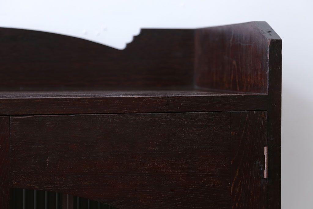 アンティーク家具　アンティーク　古い木製のモールガラス入り本箱