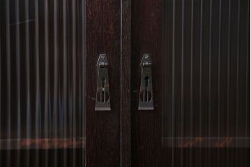 アンティーク家具　アンティーク　古い木製のモールガラス入り本箱