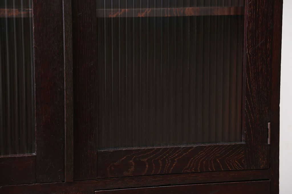 アンティーク家具　アンティーク　古い木製のモールガラス入り本箱