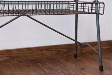 レトロ家具　昭和レトロ　シャビーなアイアンディスプレイラック(飾り棚・陳列棚)