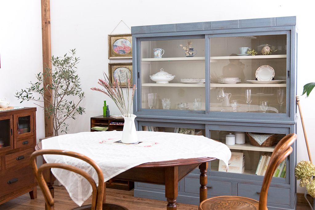 アンティーク家具　アンティークペイント　大きな重ねガラス戸収納棚