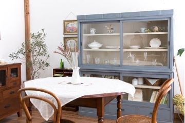 アンティーク家具　アンティークペイント　大きな重ねガラス戸収納棚