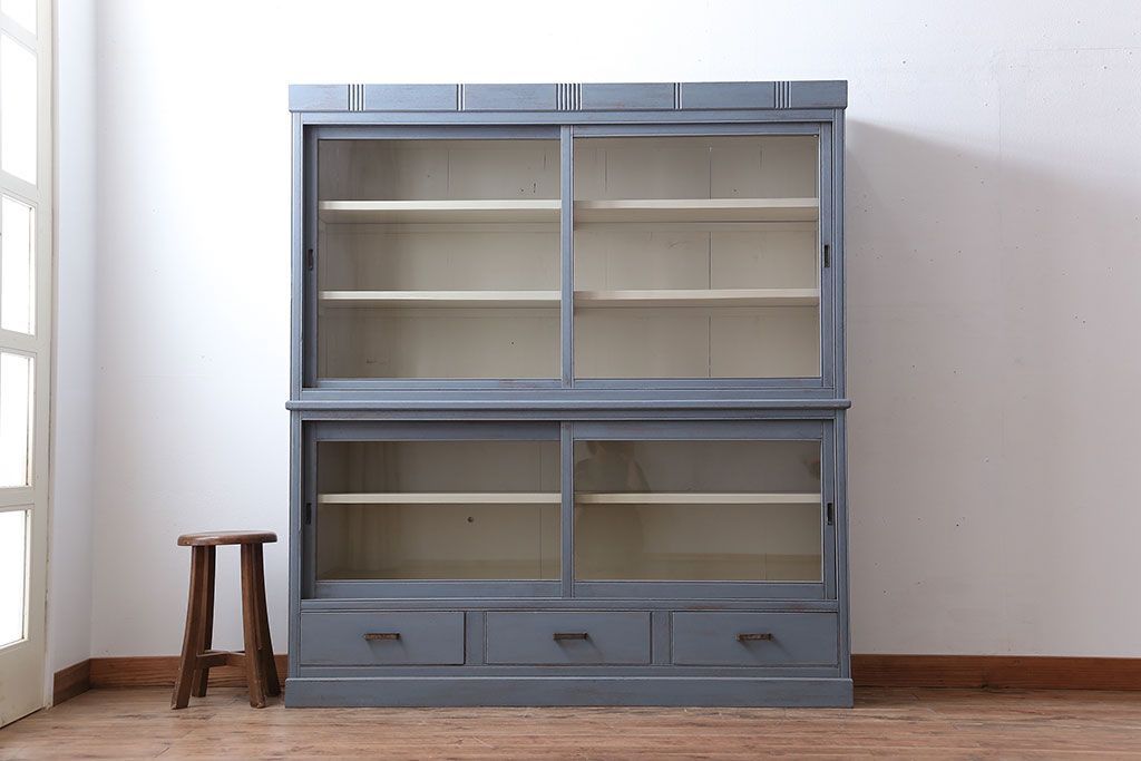 アンティーク家具　アンティークペイント　大きな重ねガラス戸収納棚