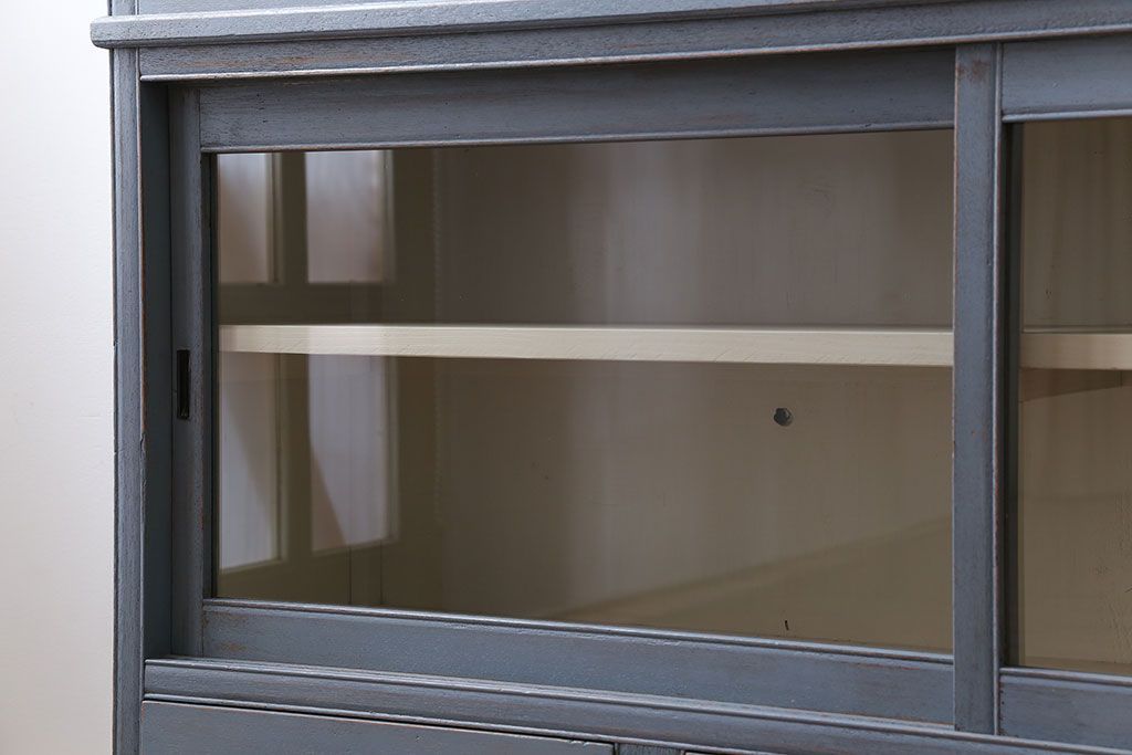 アンティーク家具　アンティークペイント　大きな重ねガラス戸収納棚