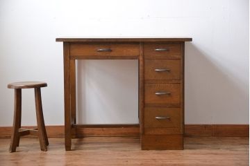 アンティーク家具　アンティーク　古い木製の小ぶりなデスク(片袖机)
