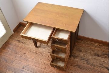 アンティーク家具　アンティーク　古い木製の小ぶりなデスク(片袖机)