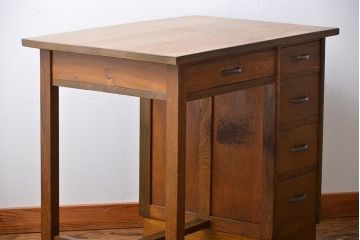 アンティーク家具　アンティーク　古い木製の小ぶりなデスク(片袖机)