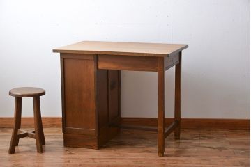 アンティーク家具　アンティーク　古い木製の小ぶりなデスク(片袖机)