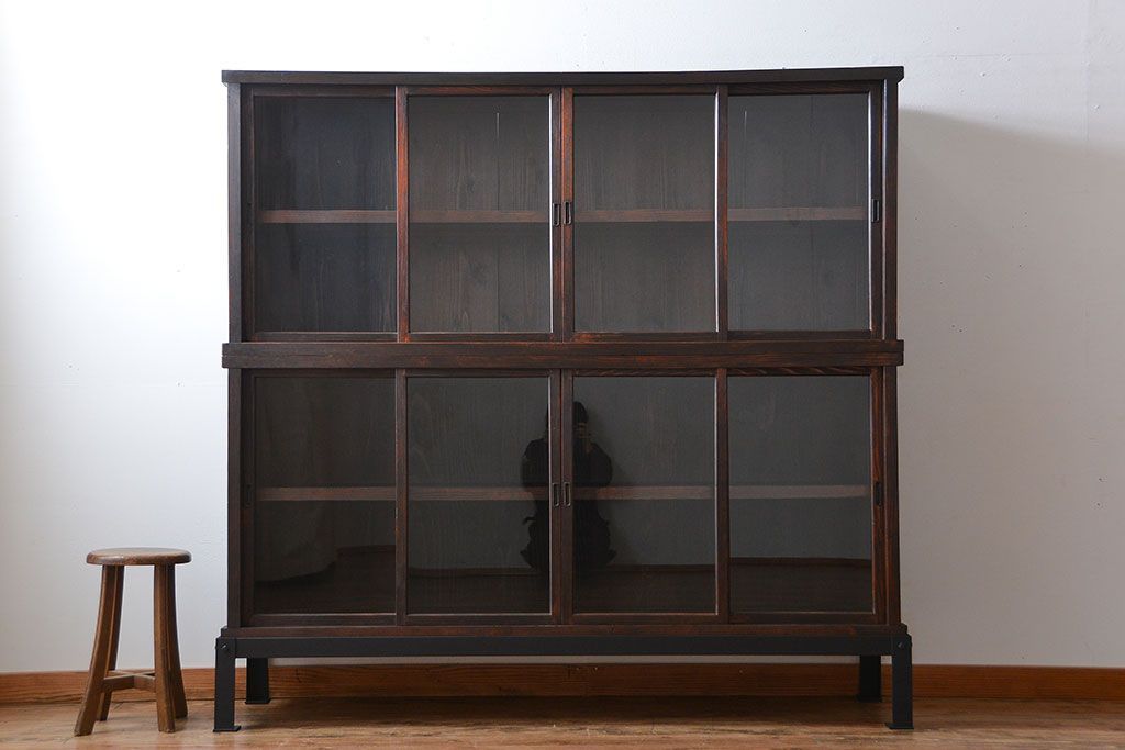 アンティーク家具　古民具・骨董　4枚引き戸の鉄脚付き木製重ね収納棚