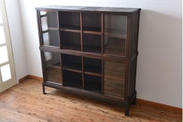 アンティーク家具　古民具・骨董　4枚引き戸の鉄脚付き木製重ね収納棚