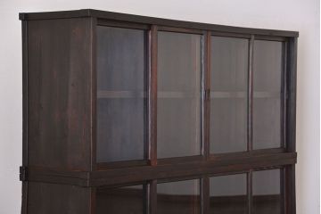 アンティーク家具　古民具・骨董　4枚引き戸の鉄脚付き木製重ね収納棚