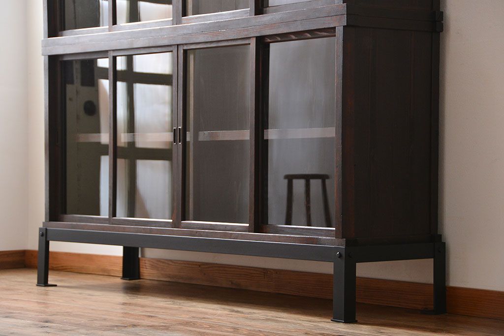 アンティーク家具　古民具・骨董　4枚引き戸の鉄脚付き木製重ね収納棚