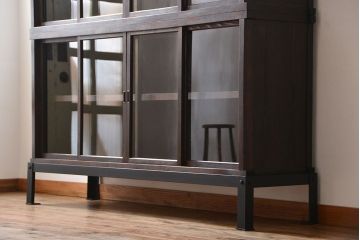 アンティーク家具　古民具・骨董　4枚引き戸の鉄脚付き木製重ね収納棚