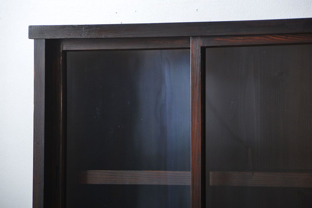 アンティーク家具　古民具・骨董　4枚引き戸の鉄脚付き木製重ね収納棚