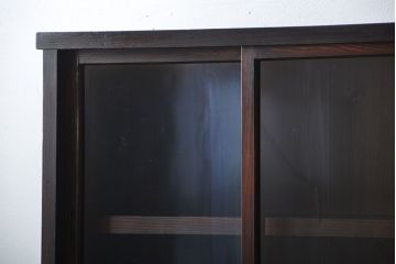 アンティーク家具　古民具・骨董　4枚引き戸の鉄脚付き木製重ね収納棚