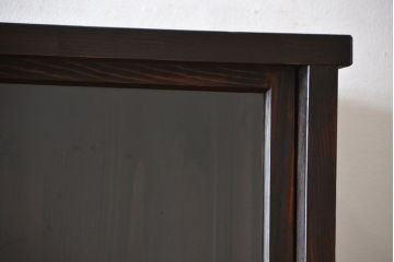 アンティーク家具　古民具・骨董　4枚引き戸の鉄脚付き木製重ね収納棚