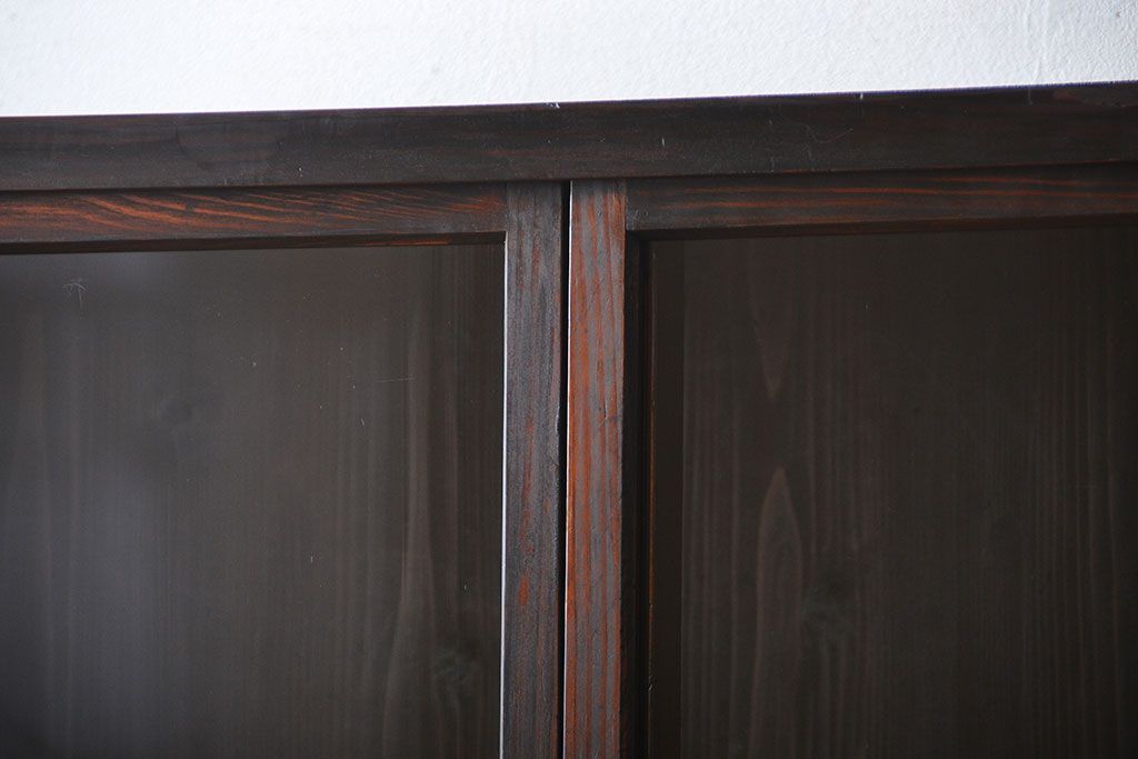 アンティーク家具　古民具・骨董　4枚引き戸の鉄脚付き木製重ね収納棚