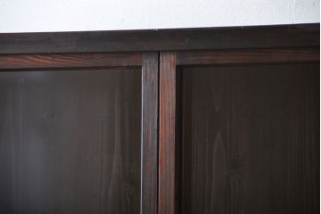 アンティーク家具　古民具・骨董　4枚引き戸の鉄脚付き木製重ね収納棚