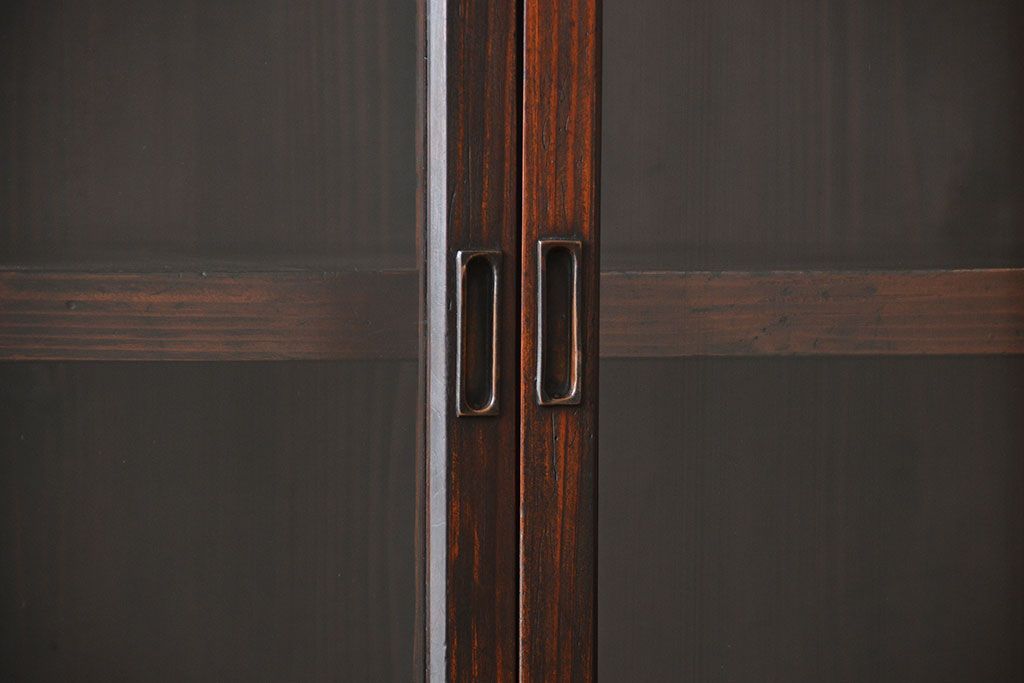 アンティーク家具　古民具・骨董　4枚引き戸の鉄脚付き木製重ね収納棚