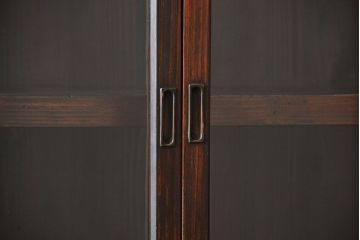 アンティーク家具　古民具・骨董　4枚引き戸の鉄脚付き木製重ね収納棚