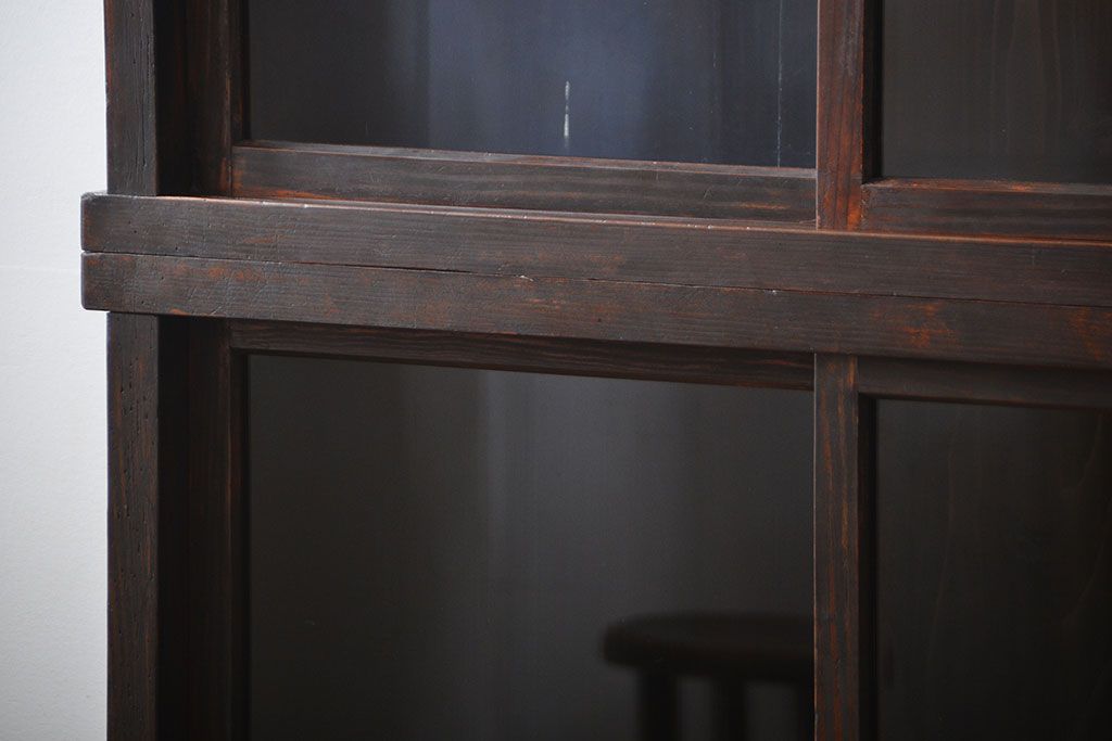 アンティーク家具　古民具・骨董　4枚引き戸の鉄脚付き木製重ね収納棚