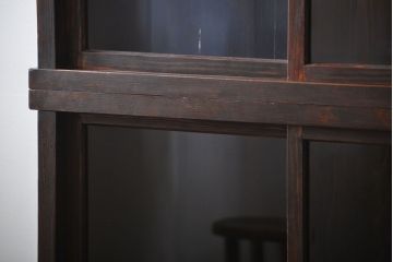 アンティーク家具　古民具・骨董　4枚引き戸の鉄脚付き木製重ね収納棚