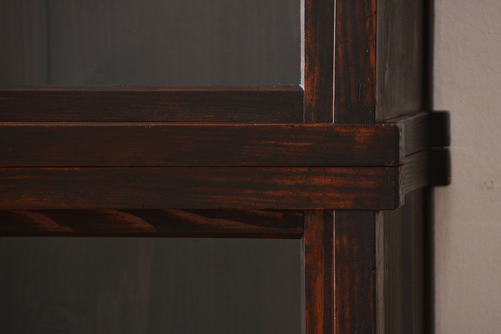 アンティーク家具　古民具・骨董　4枚引き戸の鉄脚付き木製重ね収納棚