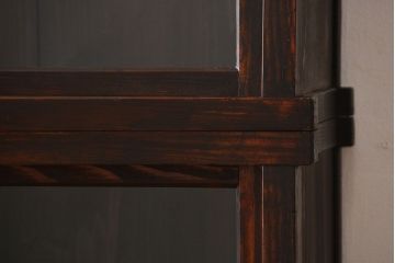 アンティーク家具　古民具・骨董　4枚引き戸の鉄脚付き木製重ね収納棚