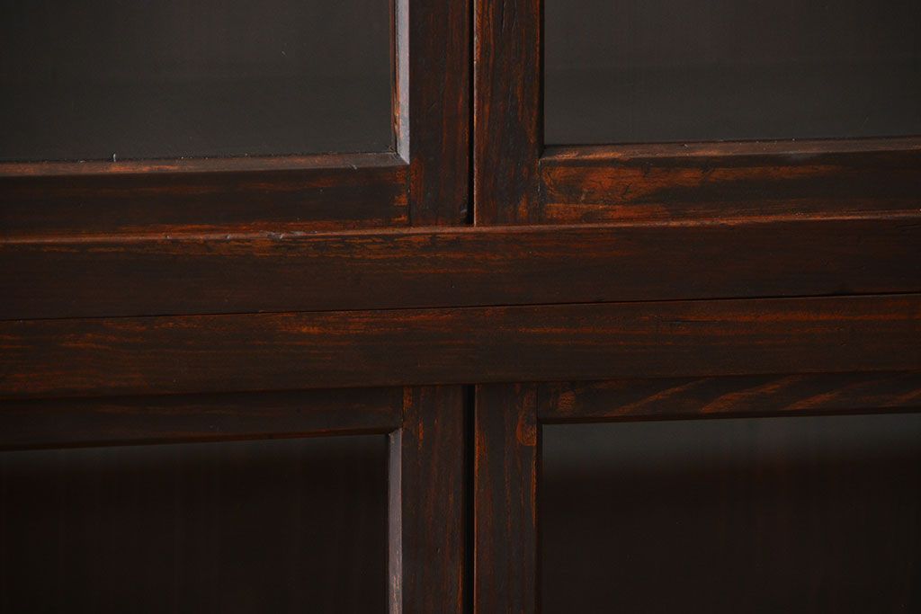 アンティーク家具　古民具・骨董　4枚引き戸の鉄脚付き木製重ね収納棚